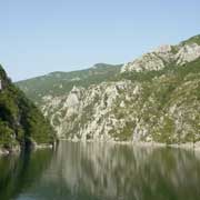 Along Liqeni i Komanit