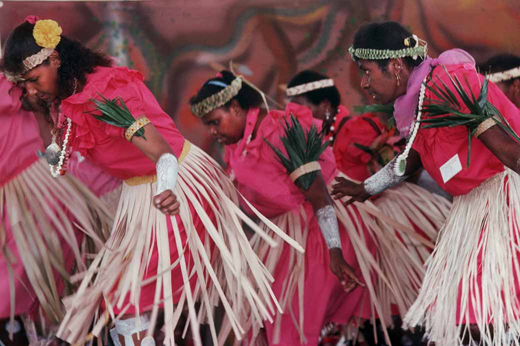 Zeuben Erkep dancers