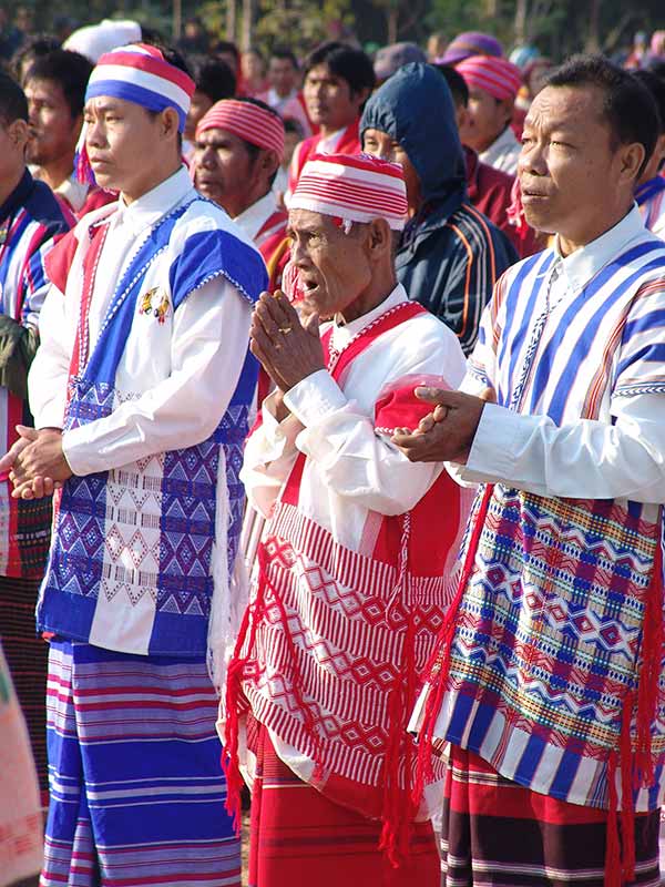 Karen men applauding