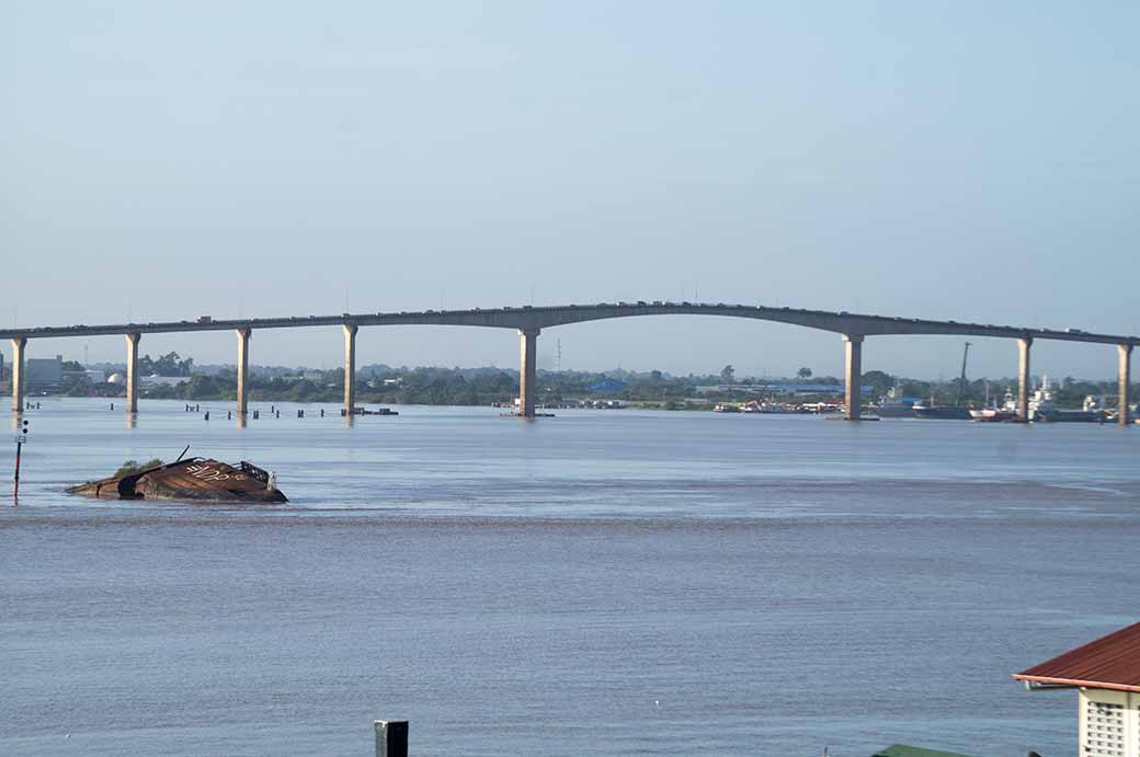 Jules Wijdenboschbrug, Suriname river