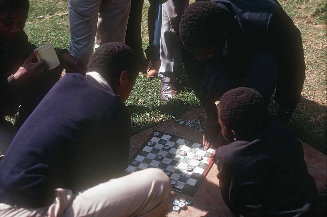 Playing draughts