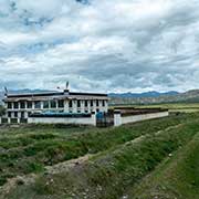House, Lhatse County